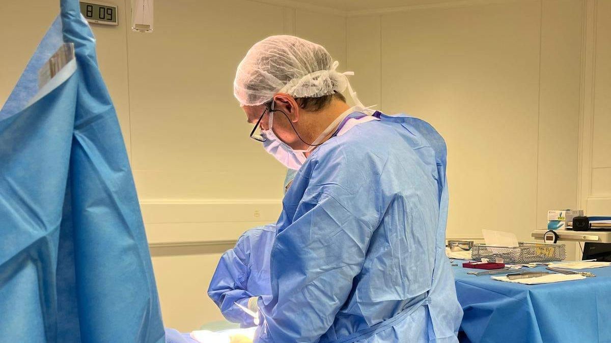 #PortretDeMedic. Dr. Dan Liviu Vasile, chirurg oncolog Memorial România: „Medicina performantă nu aparține unei țări. Ea aparține oamenilor.”