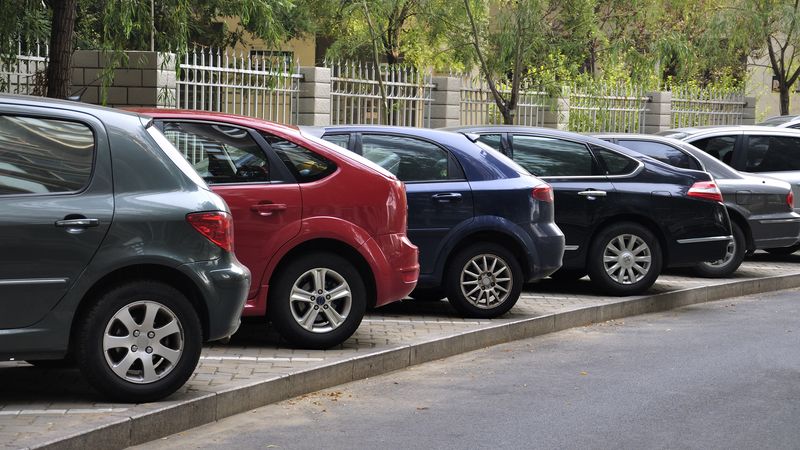 Guvernul a stabilit in ce conditii se vor ridica masinile parcate neregulamentar