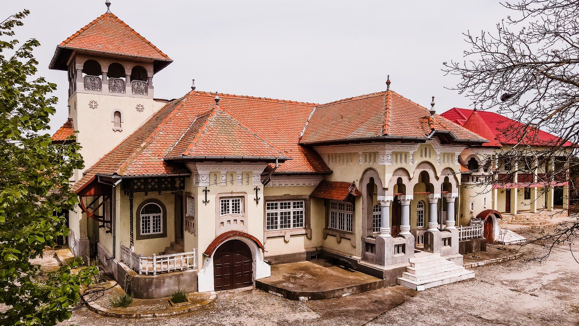 GALERIE FOTO | Unul dintre cele mai frumoase conace din România, scos la vânzare pentru 2 milioane de euro