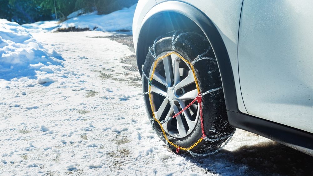 Lanțuri antiderapante la cauciucurile de iarnă: ce spune Poliția Rutieră despre folosirea lor pe zăpadă