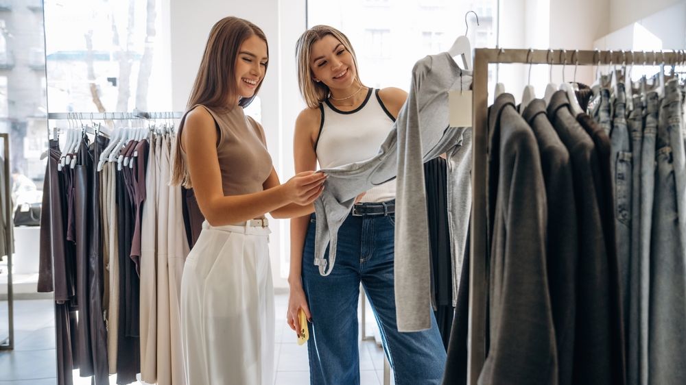 Cât poluează hainele tale? Franța introduce o etichetă menită să evalueze hainele în funcție de impactul lor asupra mediului