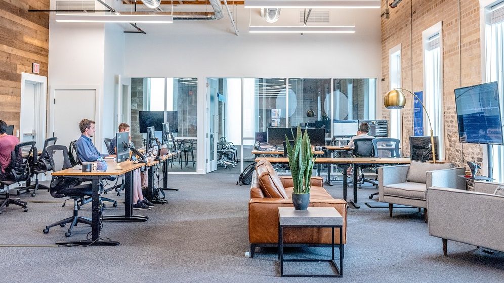 Sondaj Genesis Property: 6 din 10 angajați au revenit complet la birou