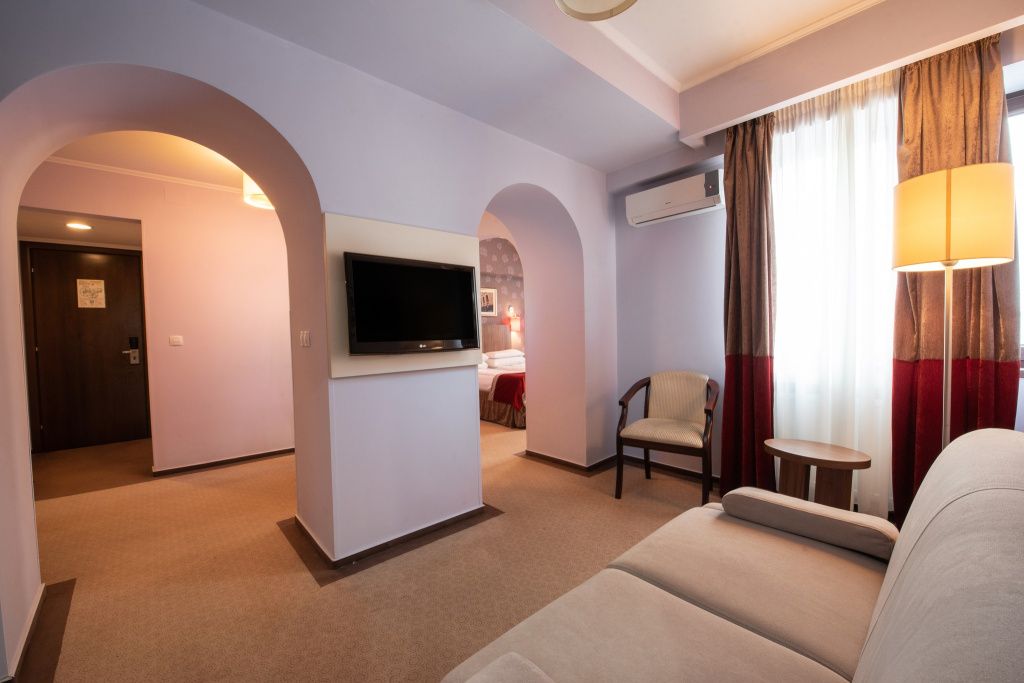 Hotelul Ambasador din Capitală are un nou proprietar! Hotelul va fi renovat și deschis sub un alt - Imagine 18