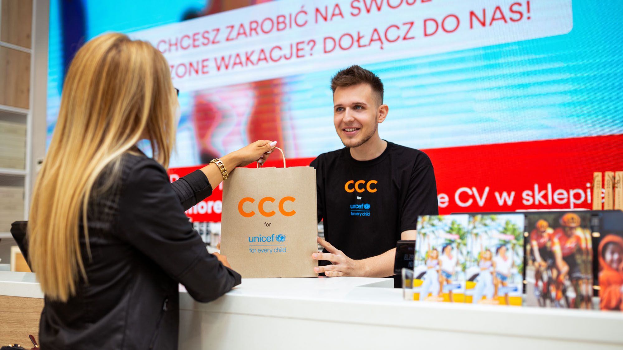 Retailerul de incaltaminte CCC renunta la pungile de plastic si introduce ambalaje din hartie reciclabila