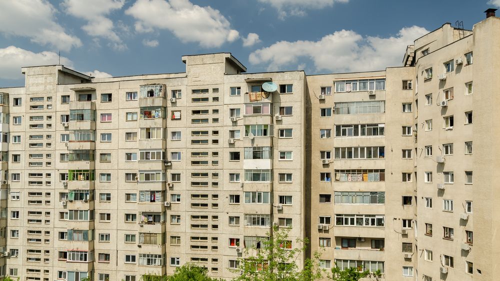 Analiză: Românii preferă să achiziționeze apartamente vechi și să le plătească în cash