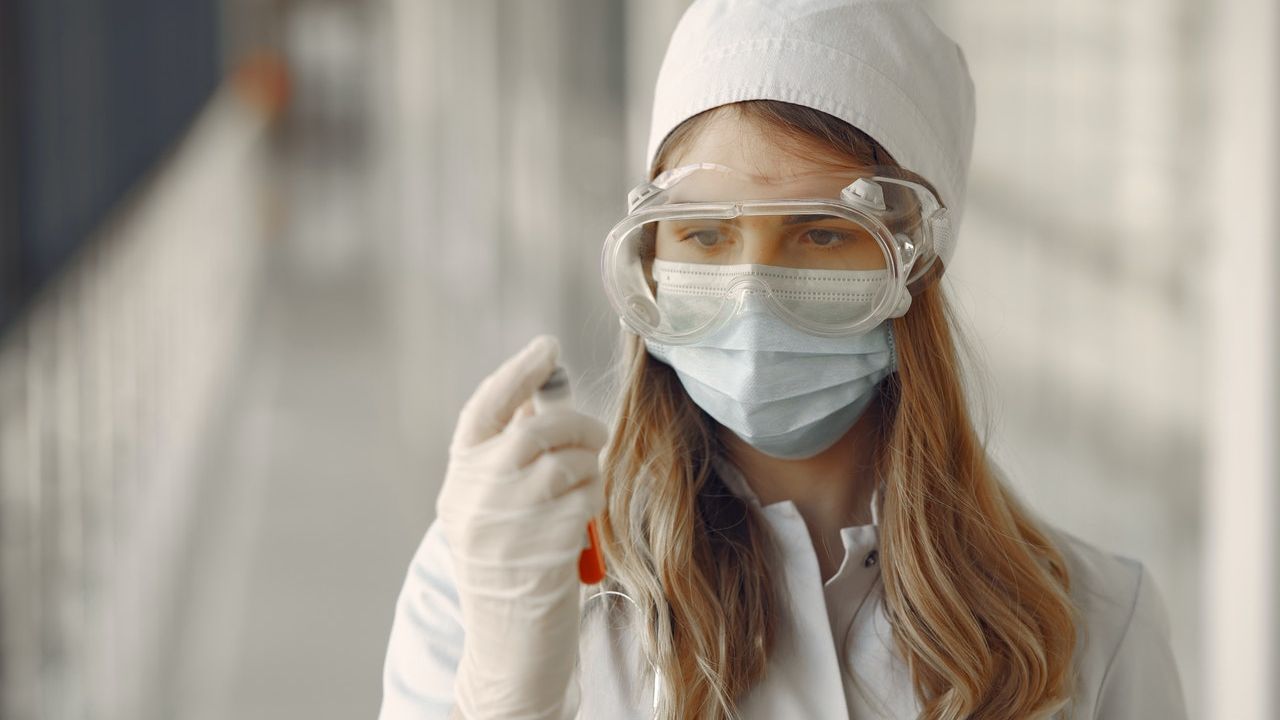 Anthony Fauci îi îndeamnă pe americani să poarte şi ochelari sau viziere pentru a se proteja de COVID-19