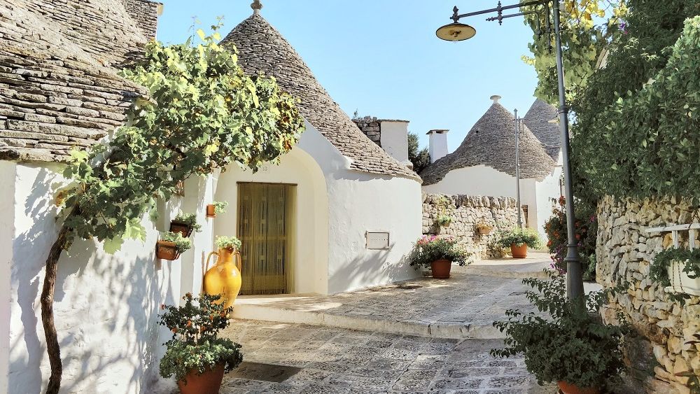 GALERIE FOTO: Alberobello, locul de unde s-au inspirat românii care au construit Castelul de Lut Valea Zânelor. Casele arată ca locuințele ștrumfilor din povești