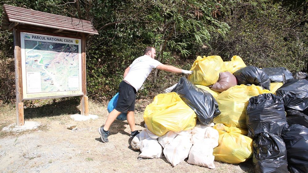 Nestle a colectat 40 tone de deseuri din Parcul National Cozia