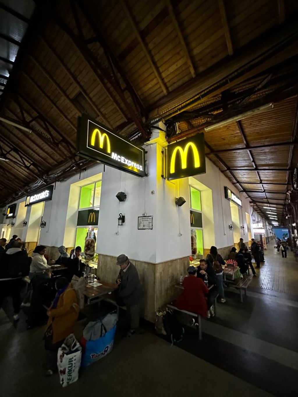 GALERIE FOTO: ANPC a închis restaurantul McDonald's din Gara de Nord, dar și mai multe patiserii - Imagine 11