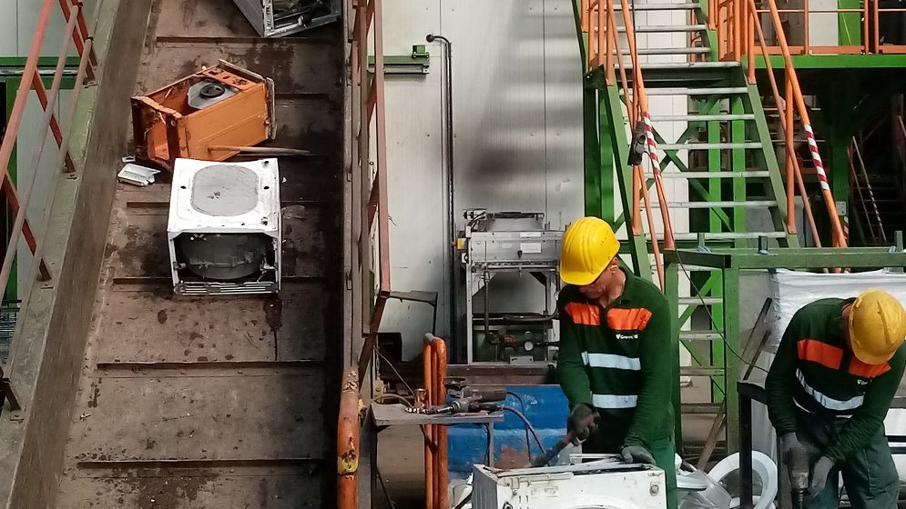 Cum ajung deșeurile electronice să capete o nouă viață. O zi în cea mai mare fabrică de reciclare din România