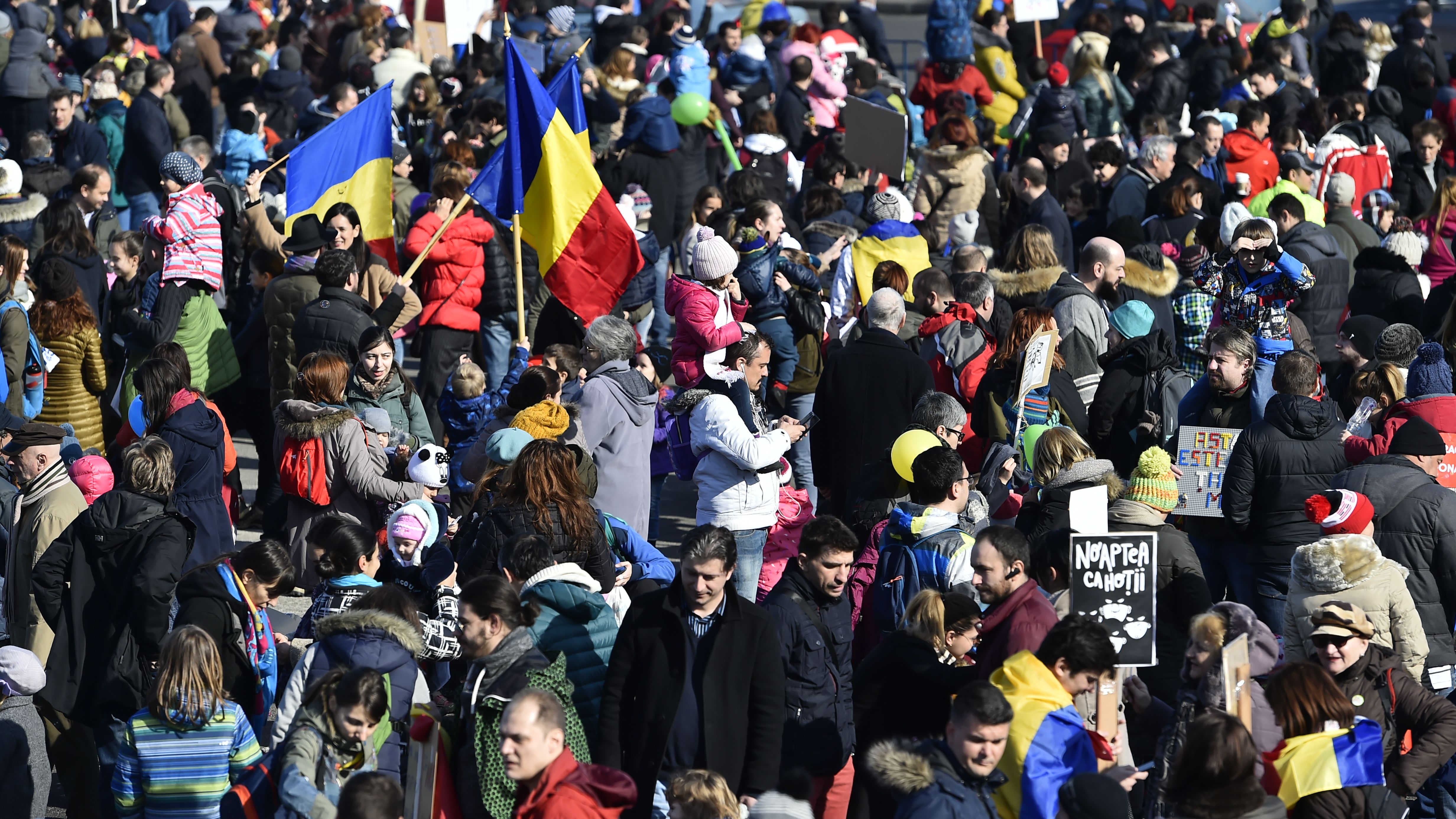 A cincea zi de proteste: dupa Protestul Copiilor, manifestantii au pornit spre Parlament, unde au facut un lant uman in jurul lui