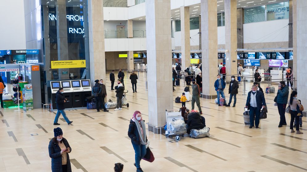 Românii care se întorc în țară de sărbători se tem mai mult de carantină decât de boală