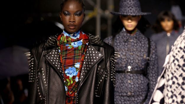 Tommy Hilfiger s-a întors la Fashion Week în New York cu o experiență multiverse pentru podiumul Tommy Factory și cu invitați faimoși