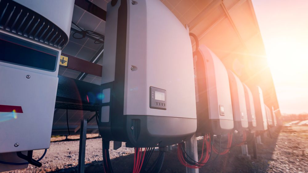 Cum este gestionată producția de energie solară cu ajutorul unui invertor?