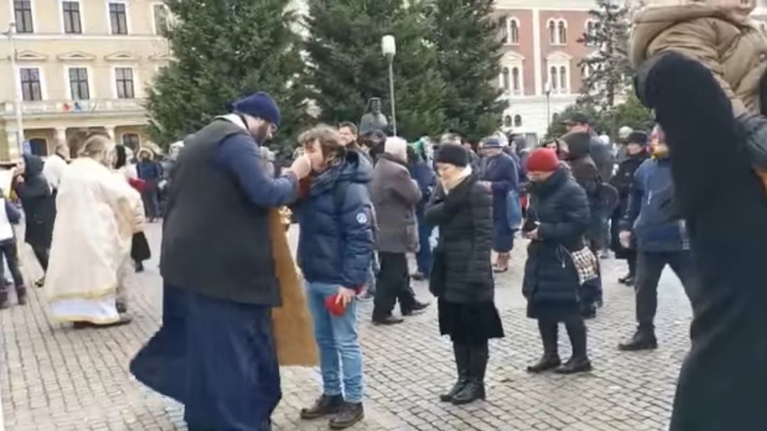 VIDEO În plină epidemie de coronavirus, Catedrala Ortodoxă din Cluj-Napoca împărtășește zeci de oameni