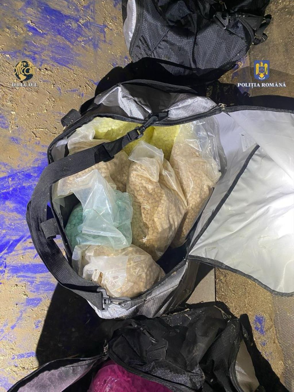 FOTO | D.I.I.C.O.T a prins o captură imensă: ecstasy în valoare de aproximativ 4 milioane de euro - Imagine 6
