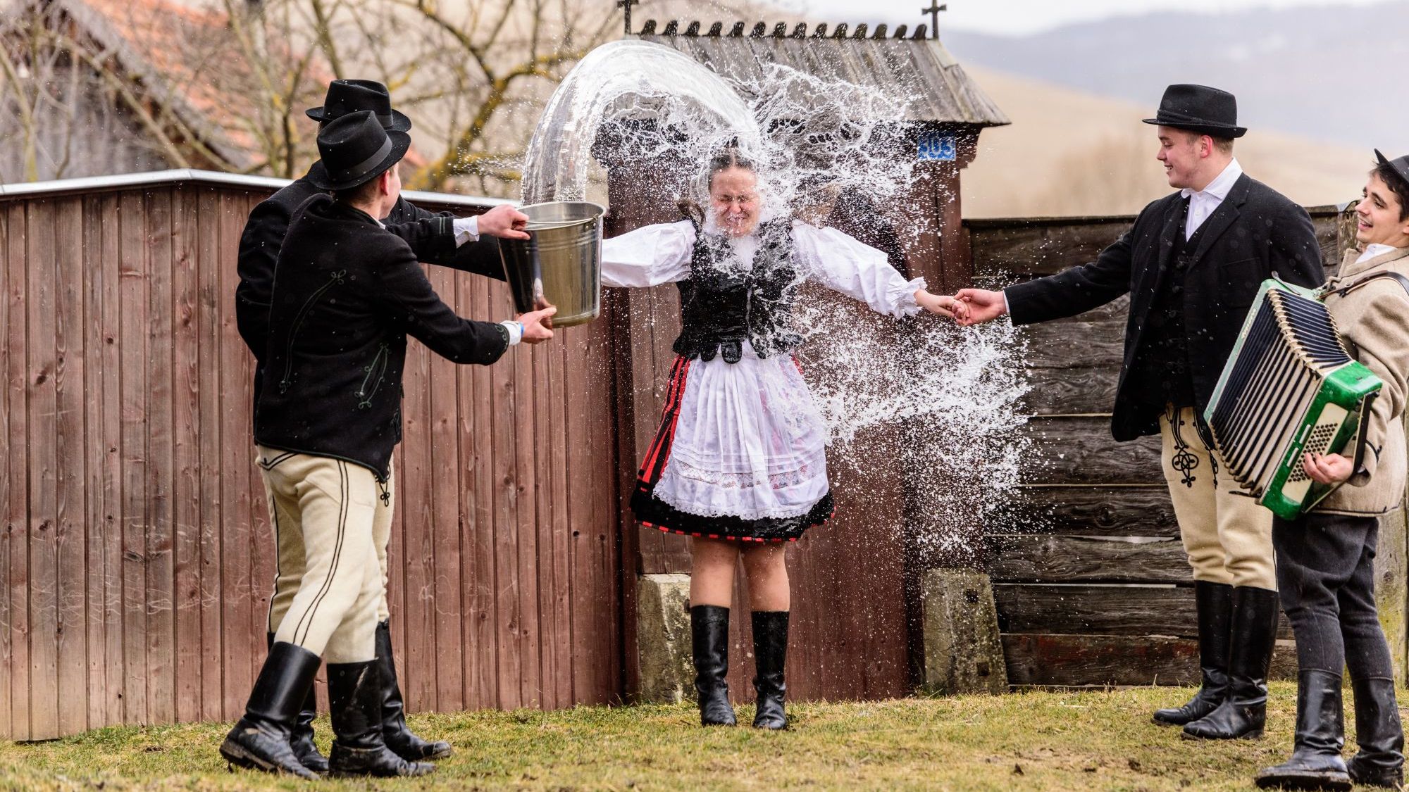 Tradiții și obiceiuri românești de Paște: De la ouă roșii la stropitul fetelor cu parfum și apă