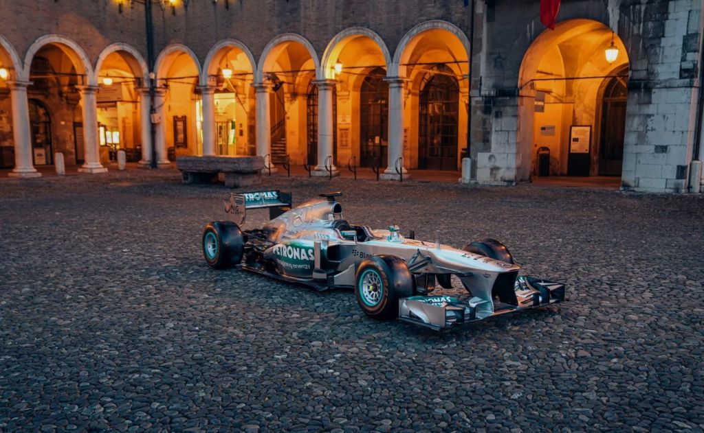 GALERIE FOTO | Mașina de F1 a lui Hamilton care s-a vândut pe o sumă record - Imagine 13