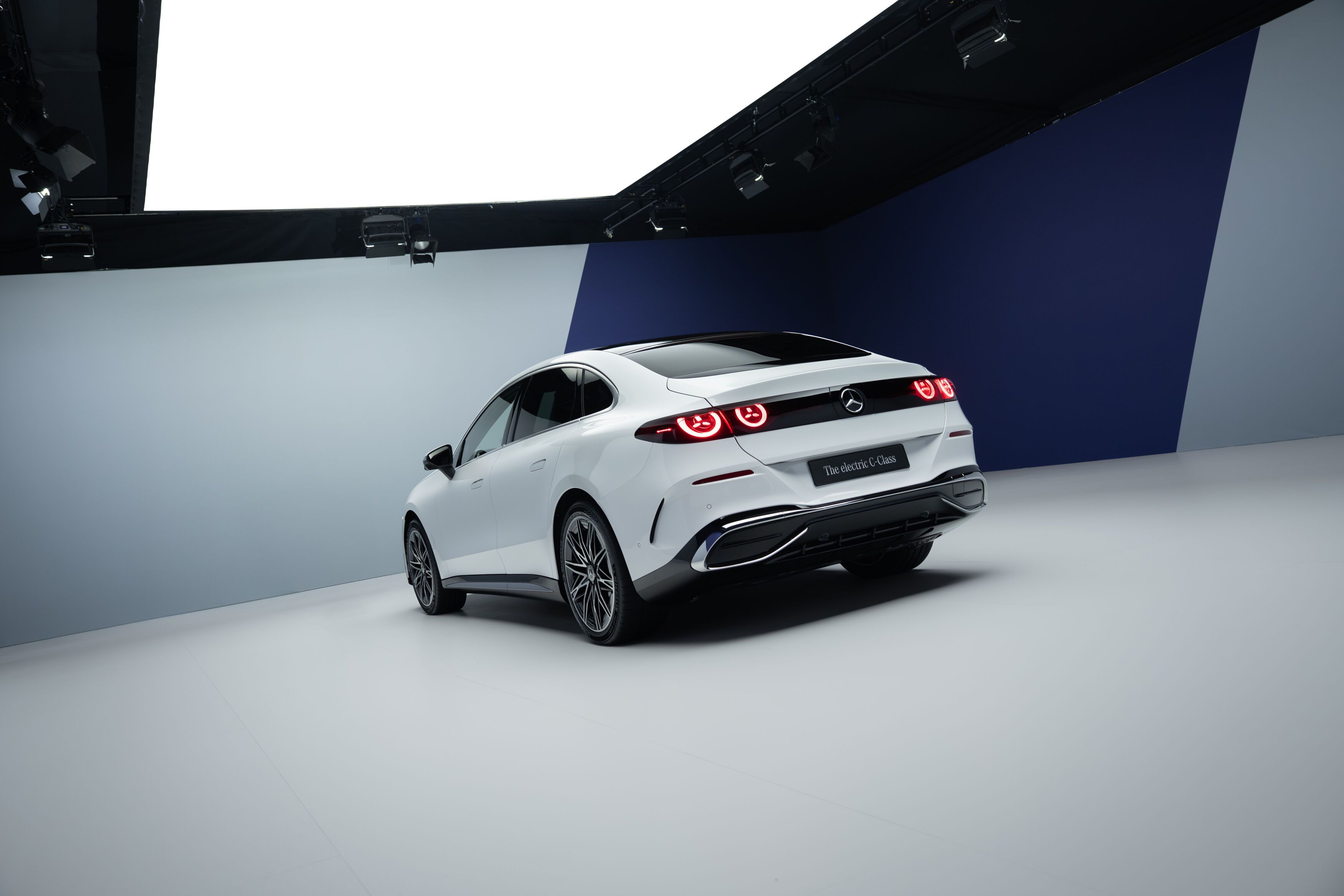 FOTO | Mercedes-Benz a construit prima Clasa C pe baterii. Autonomia sare de 760 de kilometri - Poza 14