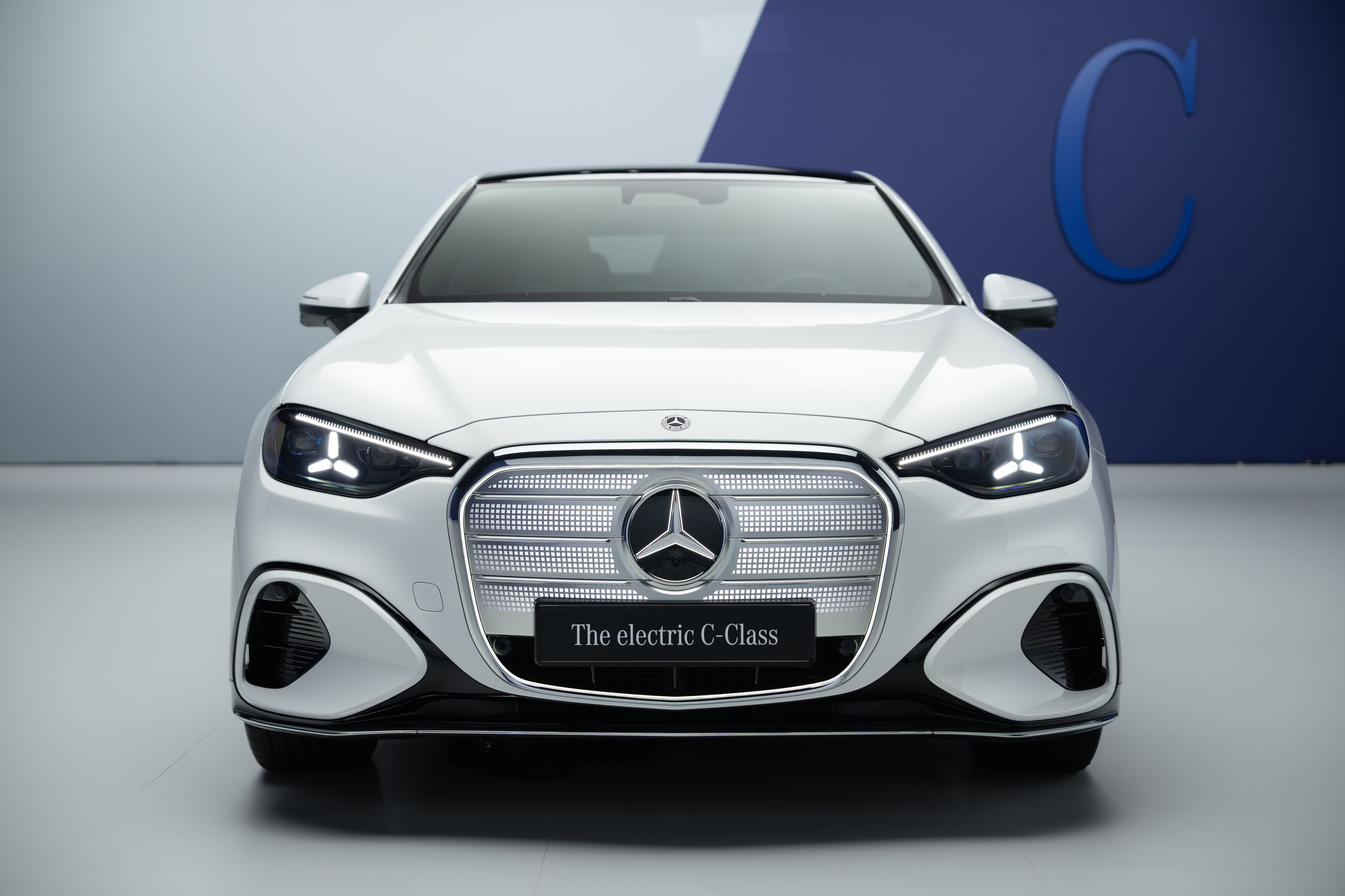 FOTO | Mercedes-Benz a construit prima Clasa C pe baterii. Autonomia sare de 760 de kilometri - Poza 15