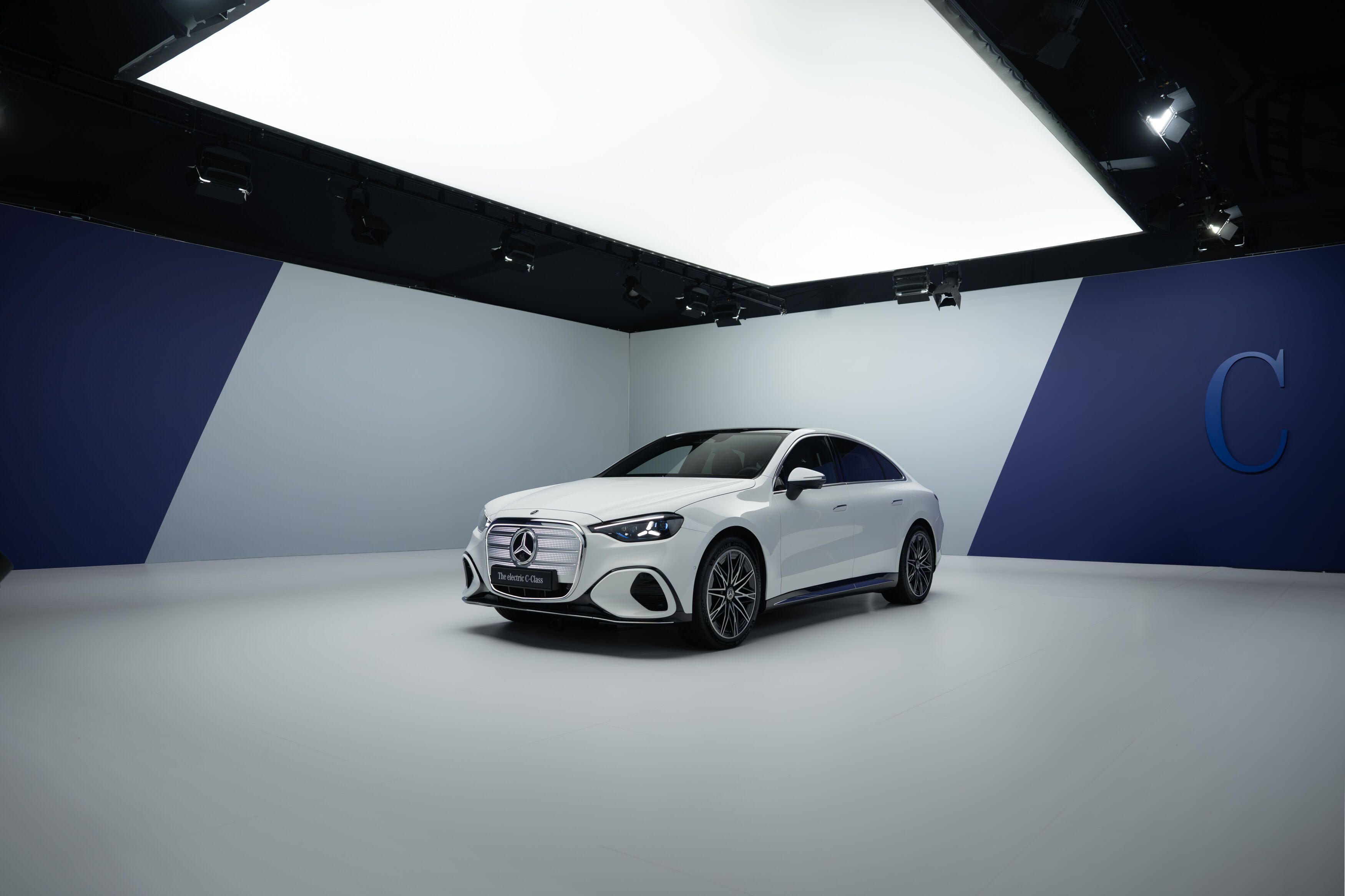 FOTO | Mercedes-Benz a construit prima Clasa C pe baterii. Autonomia sare de 760 de kilometri - Poza 17