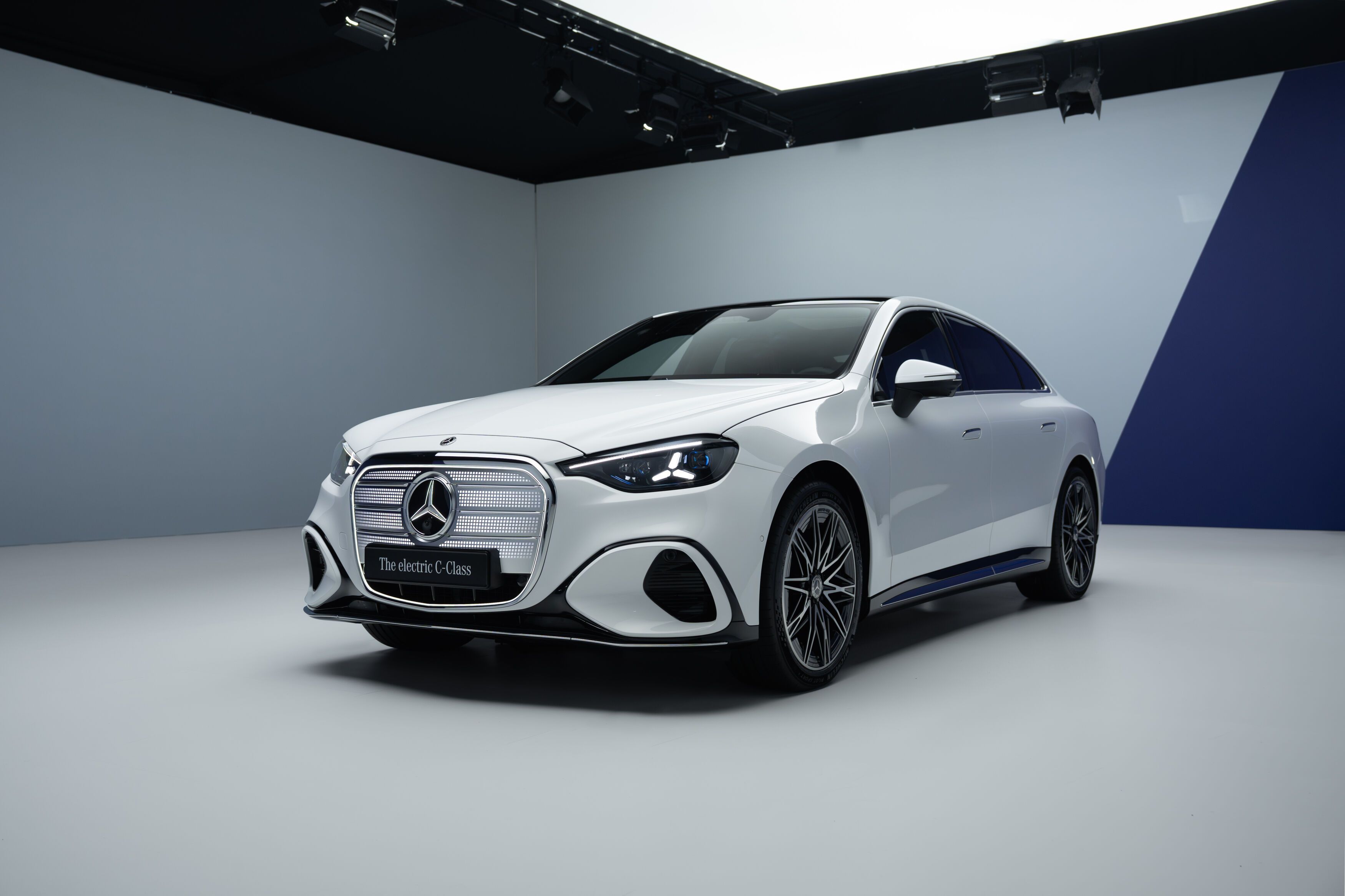 FOTO | Mercedes-Benz a construit prima Clasa C pe baterii. Autonomia sare de 760 de kilometri - Poza 13