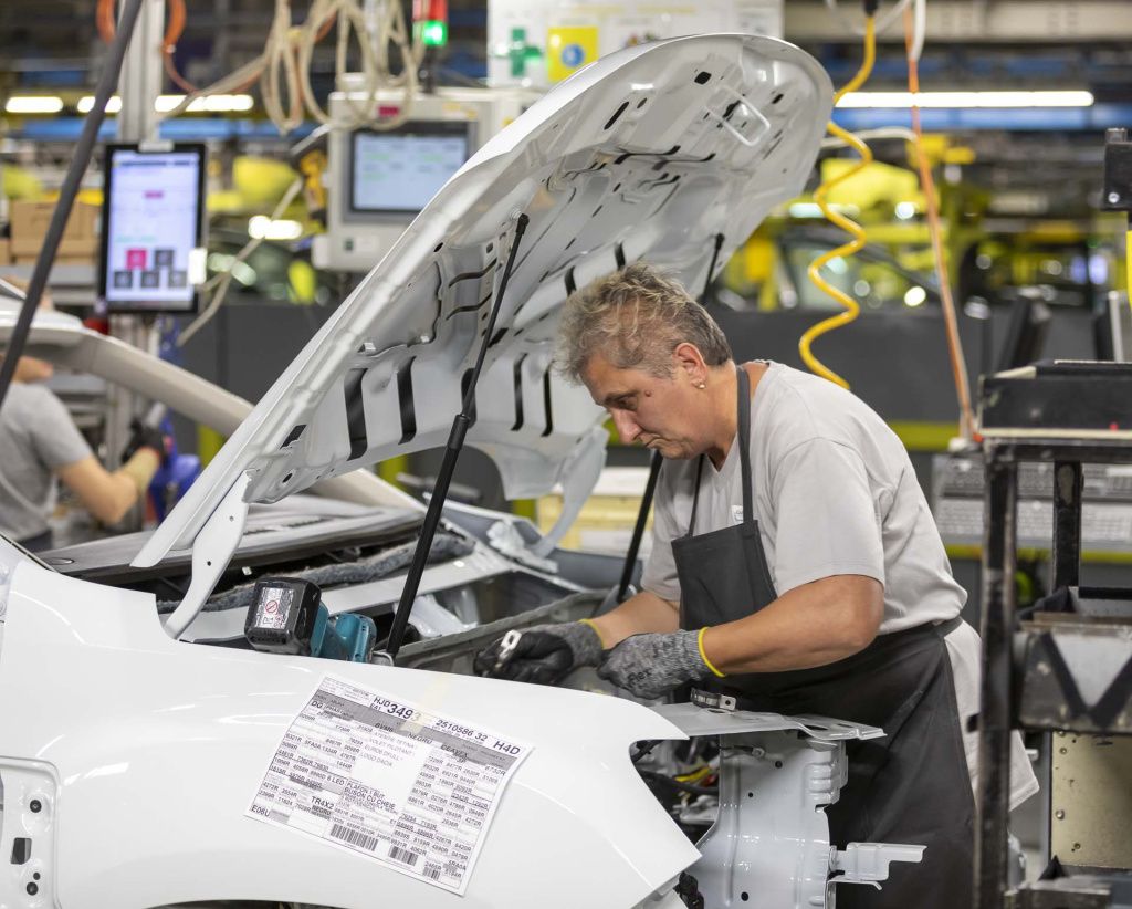 Uzina Dacia avea peste 12.000 de angajați, în total, în 2022.