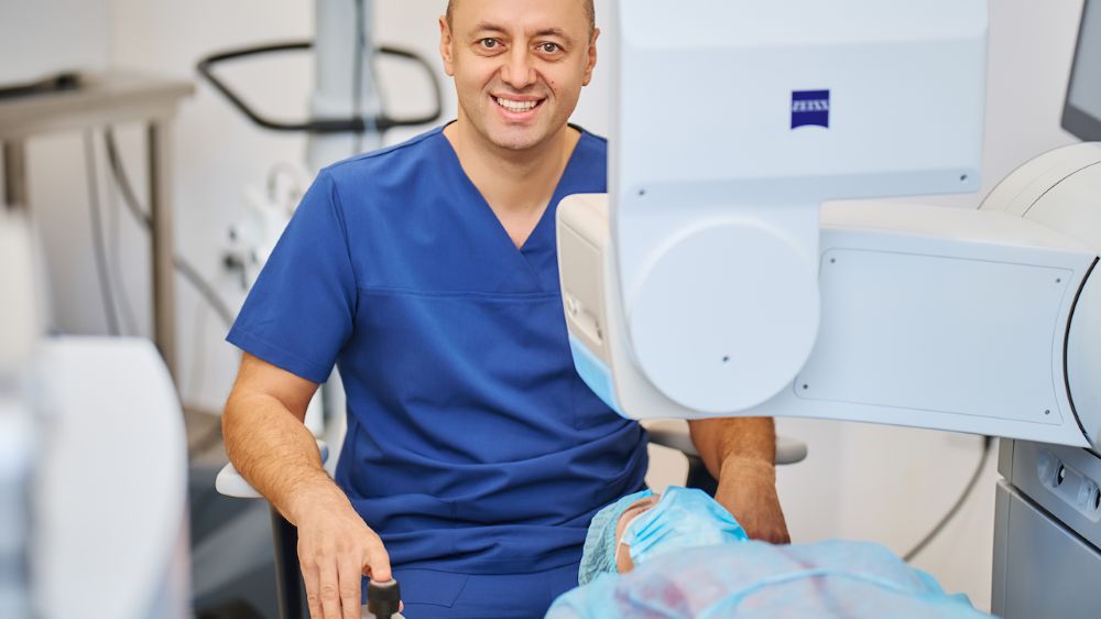 Dr. Teodor Holhoș, primul chirurg oftalmolog din România care primește acreditarea internațională „Master Surgeon in Minimally Invasive Surgery”