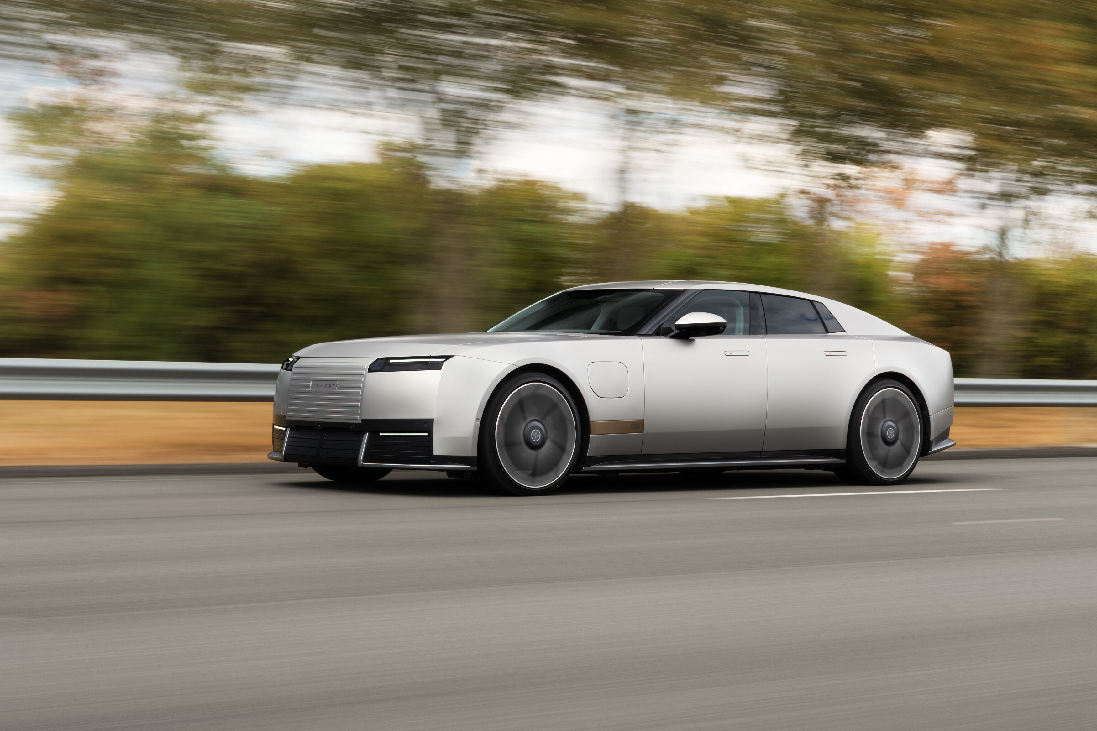 FOTO | Jaguar revine pe piață cu o super-berlină electrică cu peste 1.000 de cai putere și un design radical