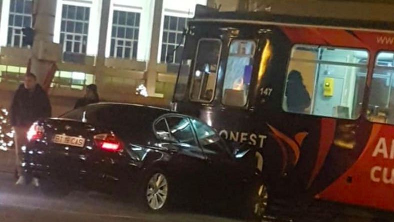 Un BMW s-a infipt intr-un tramvai, la Iasi