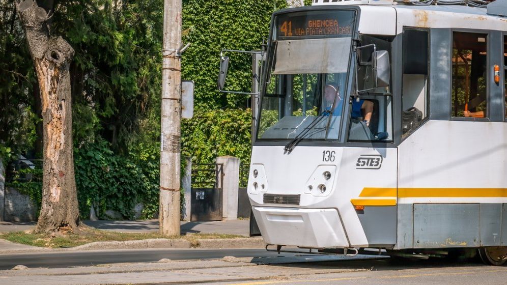 Tramvaiele nu circulă pe linia 41. Ce soluție de urgență a găsit STB