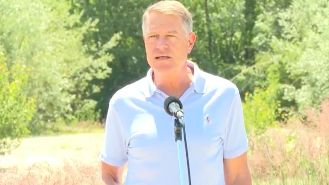 Iohannis: Trebuie să acceptăm cu toţii că marginea drumului nu este groapă de gunoi