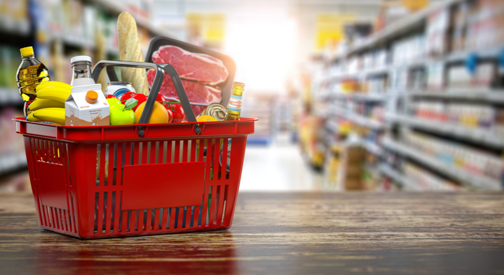 Cât costă un coș cu alimente sănătoase versus unul cu produse ultraprocesate. Diferența care îi surprinde pe români