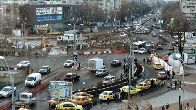 Pasajul de la Piata Sudului ar putea fi gata in doua luni. Lucrarile la podul peste Dambovita, incheiate in august