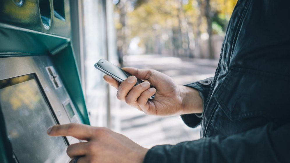 Cât de mult te taxează cele mai mari bănci din România dacă retragi cash la alte bancomate