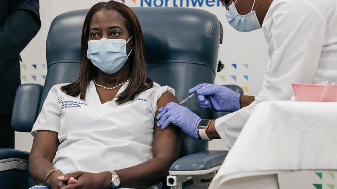 Cine este prima persoană din SUA vaccinată împotriva COVID-19