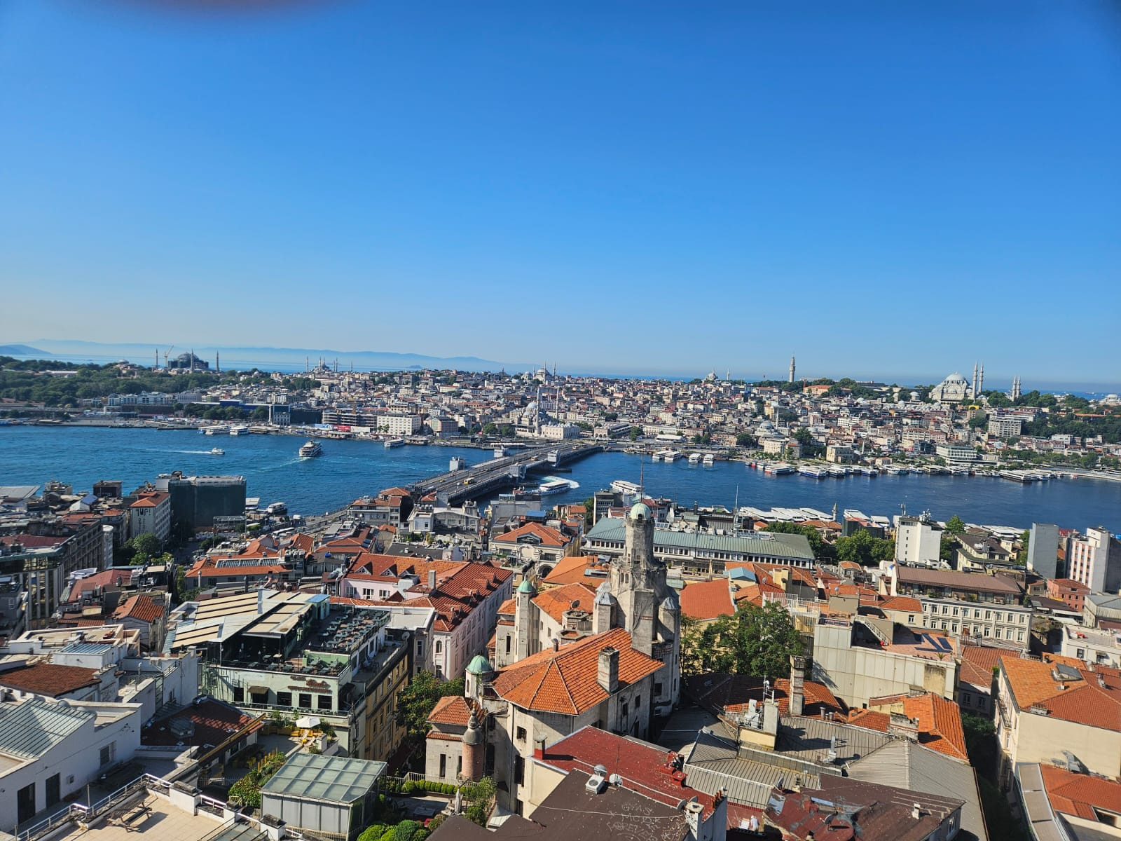 [REPORTAJ] Istanbul, între ceai, claxoane și două continente. Cum arată un city break în orașul care nu doarme