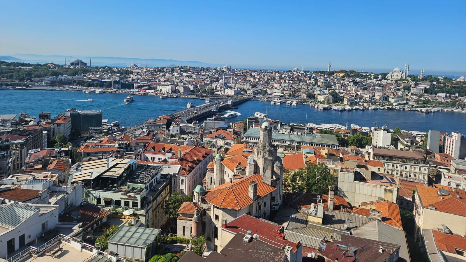 [REPORTAJ] Istanbul, între ceai, claxoane și două continente. Cum arată un city break în orașul care nu doarme
