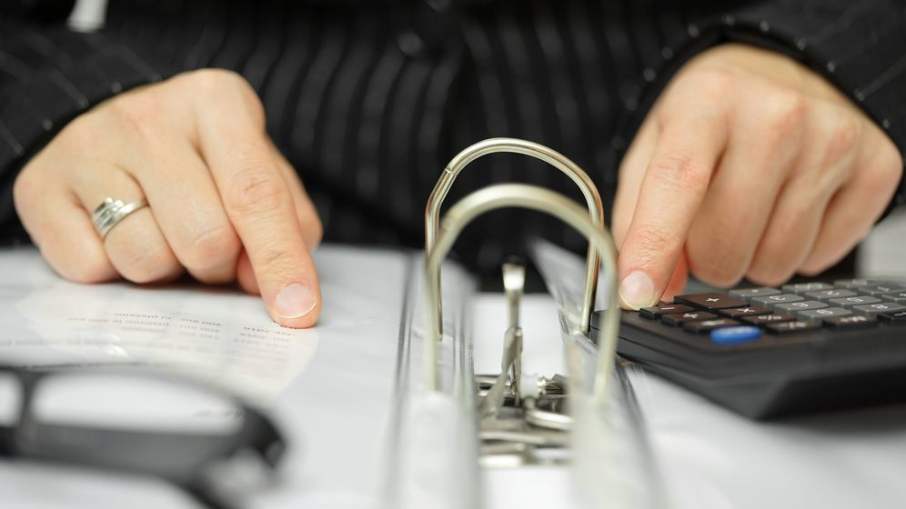 Economiști: Legea de scutire a evazioniștilor este stimulent pentru evaziune. Soluția pentru buget ar fi creșterea TVA