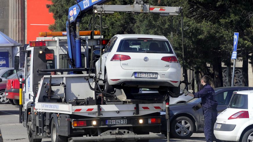 Masinile care stationeaza neregulamentar vor fi ridicate de catre Primaria Bucuresti in 2019