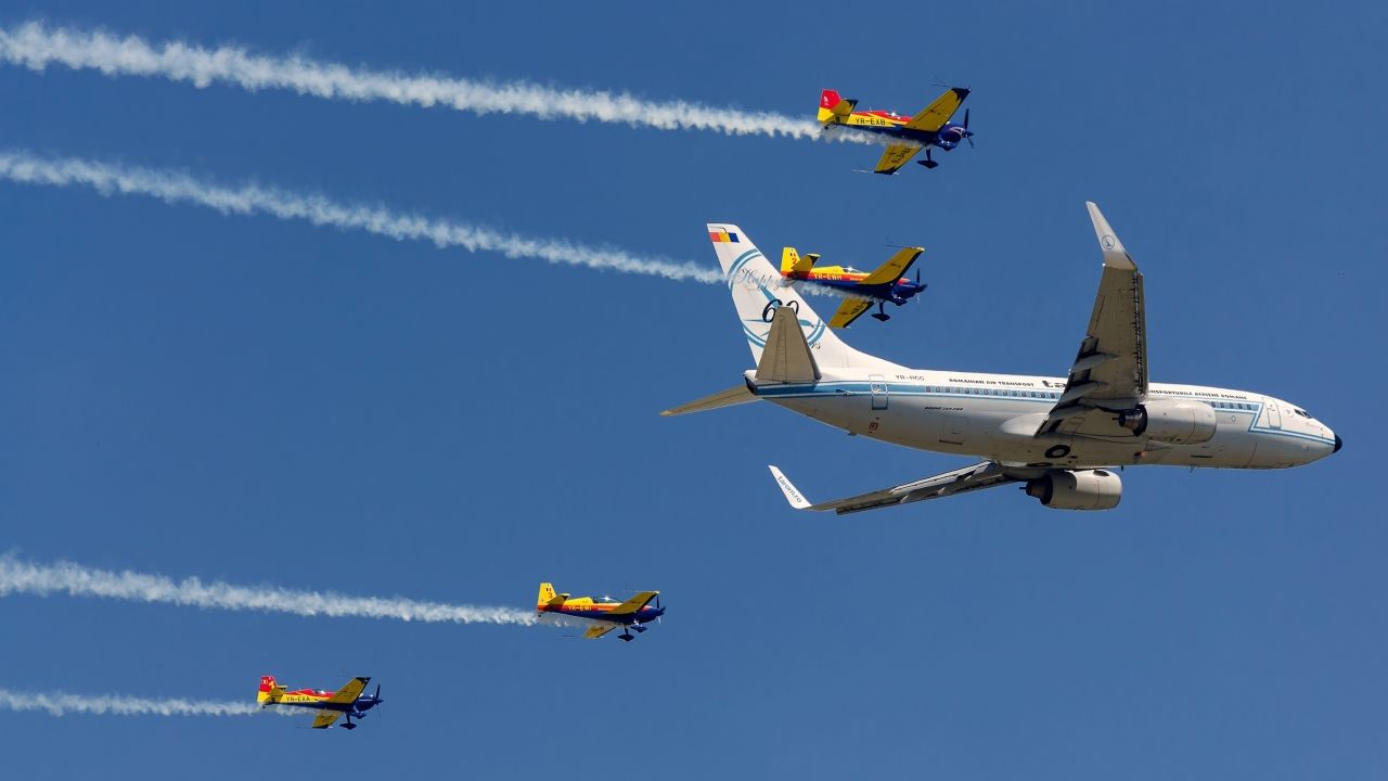 Peste 100 de aeronave vor face show aerian la Bucuresti