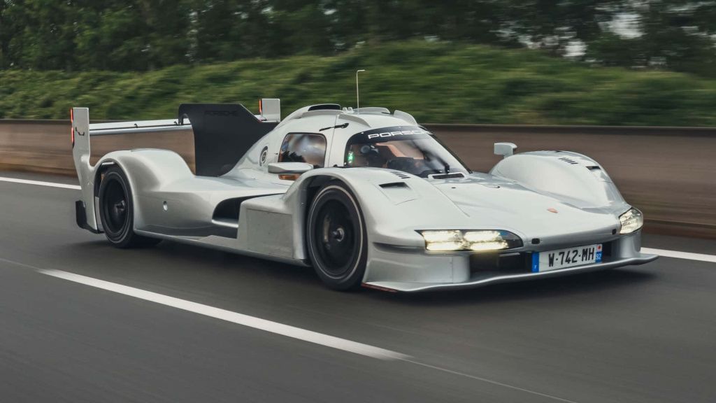 FOTO | Porsche a construit o versiune de stradă a mașinii cu care speră să câștige la Le Mans - Imagine 11