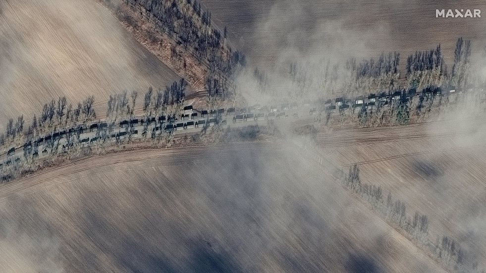 Maxar: Un convoi de trupe rusești, de circa 5 kilometri, se îndreaptă spre Kiev