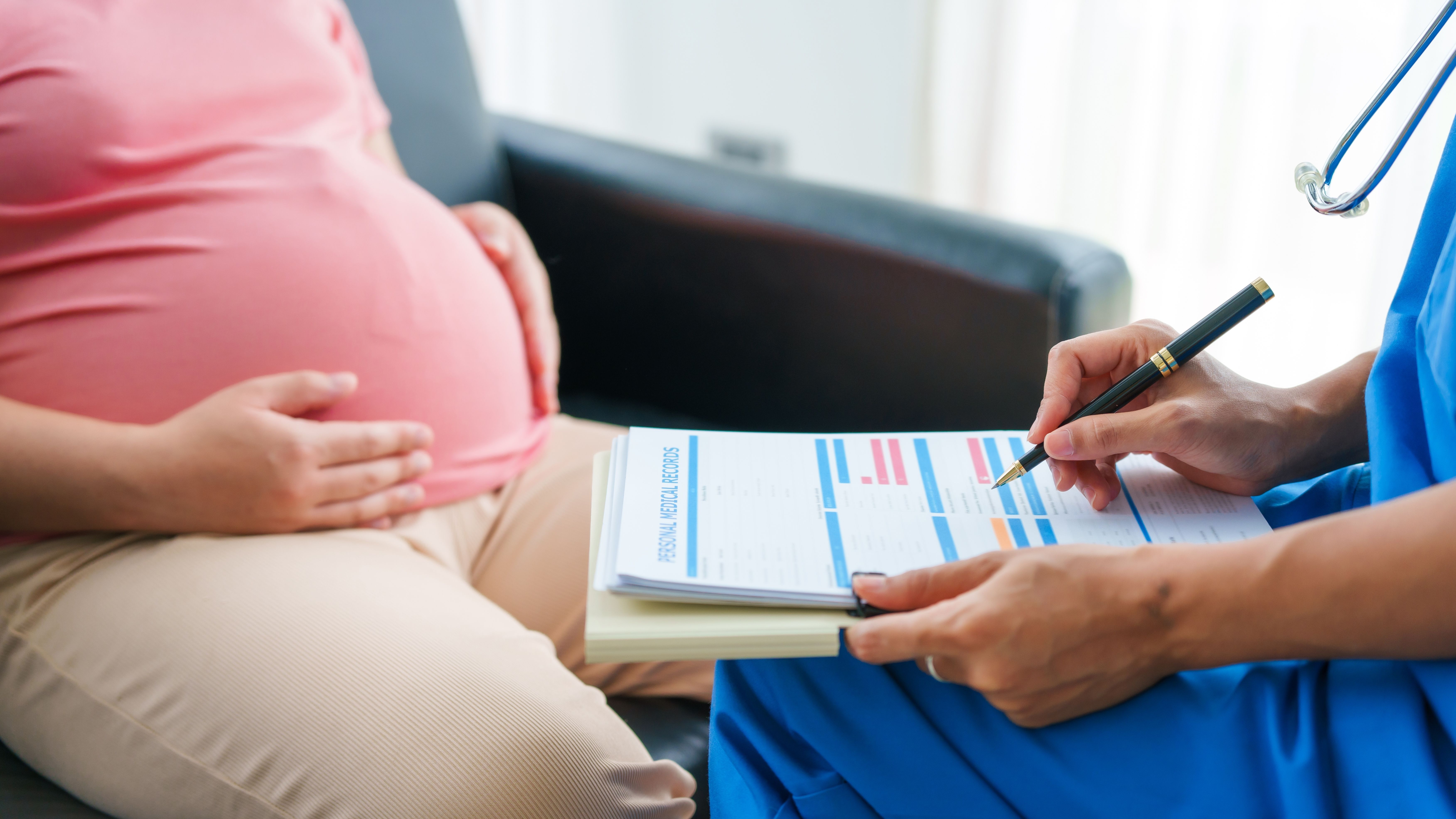 Femeile cu probleme de fertilitate vor primi vouchere de până la 15.000 lei