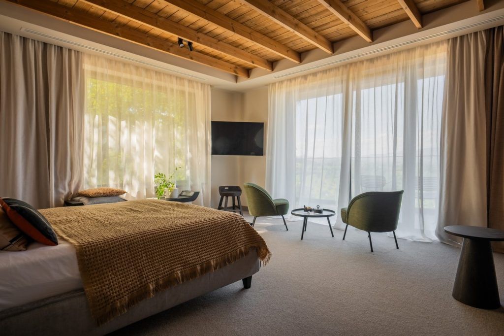 GALERIE FOTO | A fost inaugurat un nou proiect turistic de lux în inima Bucegilor - Imagine 13