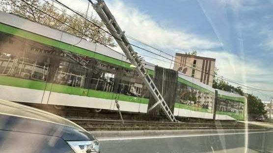 Tramvai deraiat în Capitală: 6 persoane au avut nevoie de îngrijiri medicale