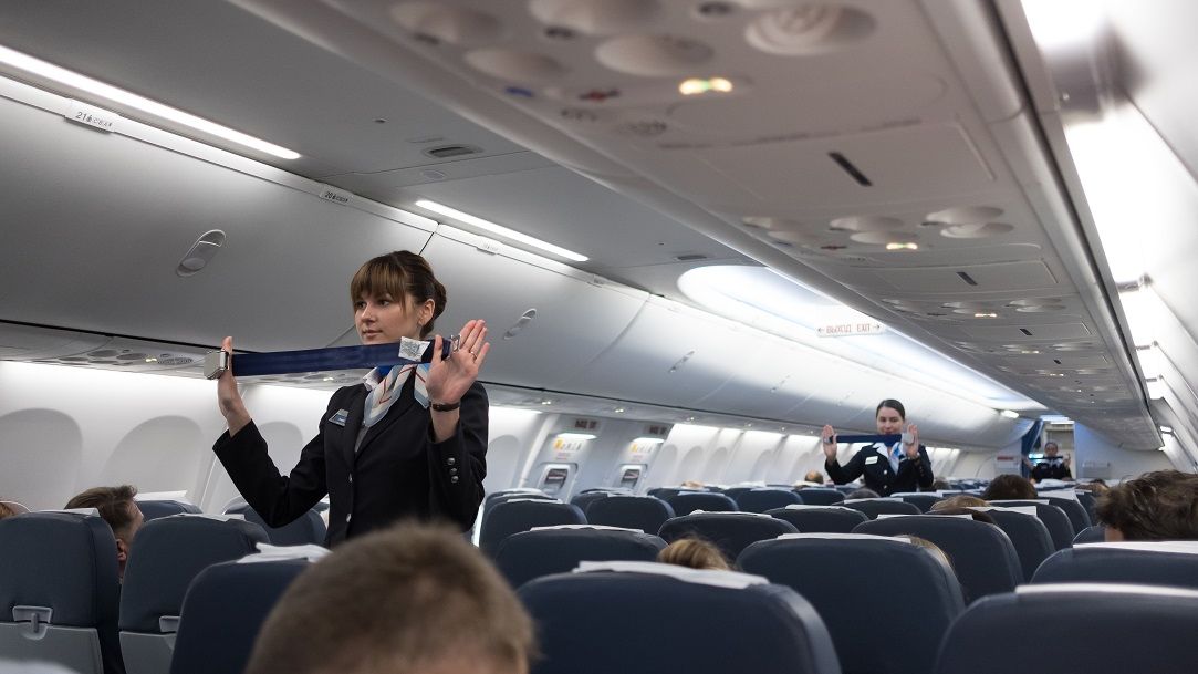 Amendă pentru o companie aeriană care le-a cerut stewardeselor să poarte tocuri și să se machieze