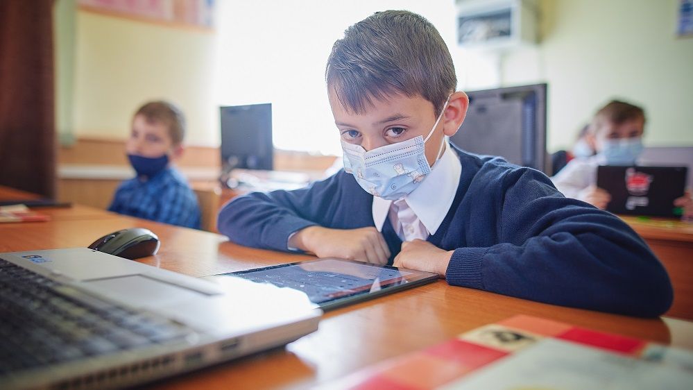 73% dintre elevii din mediul rural își doresc ca profesorii să predea mai interactiv