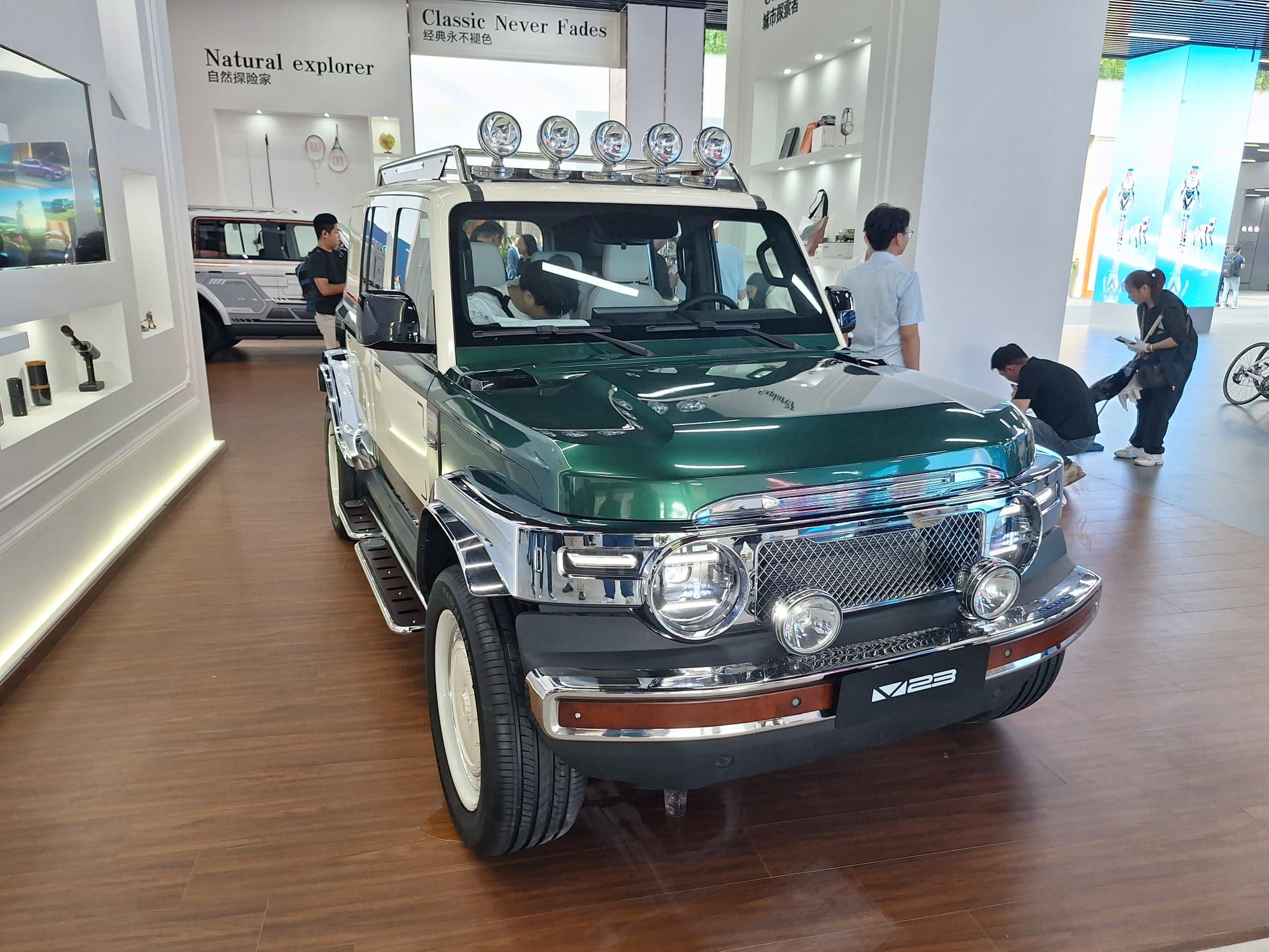 FOTO | Inedit: Ce obții atunci când combini un Mercedes-Benz Clasa G cu o Toyota Fj Cruiser? Chinezii au răspunsul și costă doar 12.000 de euro - Poza 25