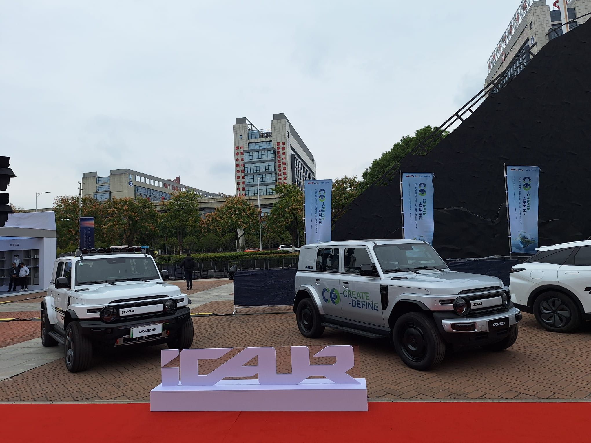 FOTO | Inedit: Ce obții atunci când combini un Mercedes-Benz Clasa G cu o Toyota Fj Cruiser? Chinezii au răspunsul și costă doar 12.000 de euro - Poza 28